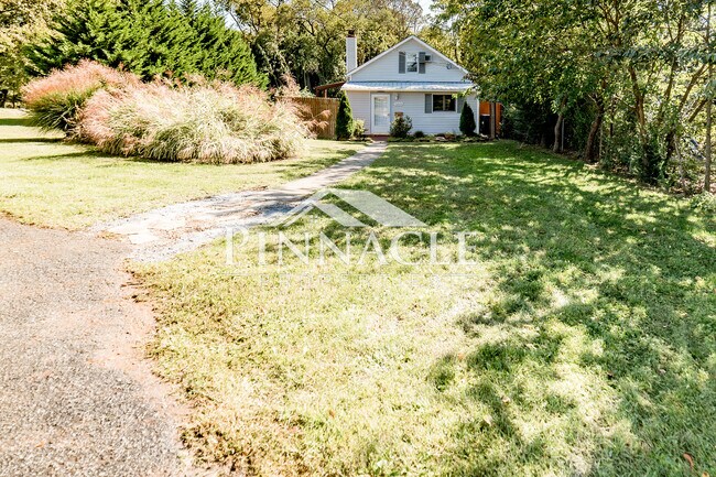 Building Photo - 5840 Quaker Pky