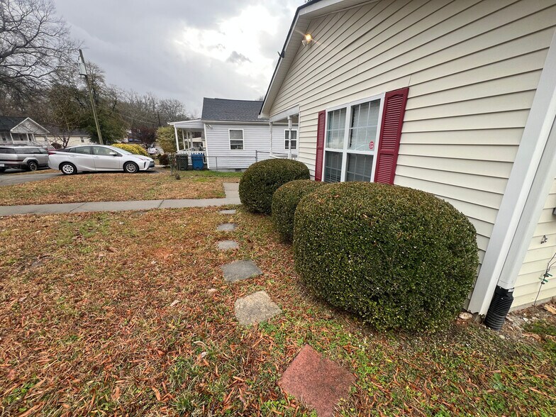 Building Photo - Room in House on Lancaster St