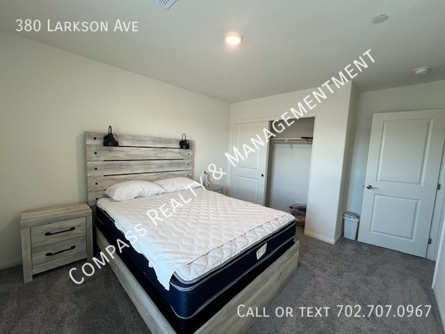 Building Photo - 380 E Larson Ln