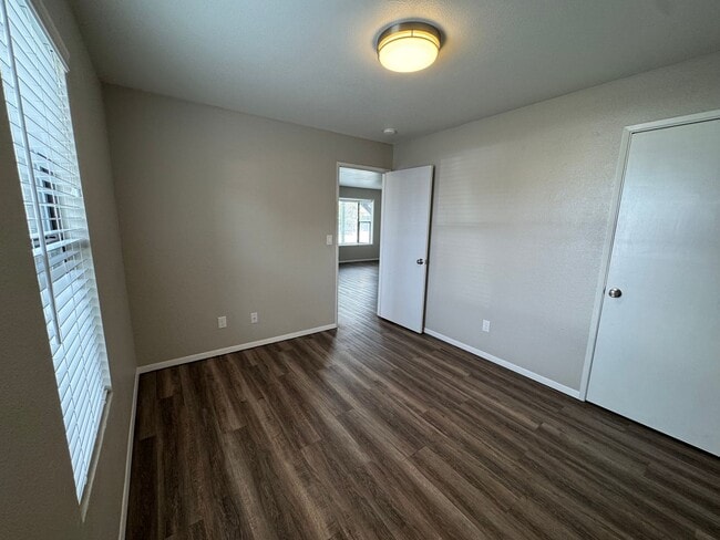 Building Photo - 606 8th St