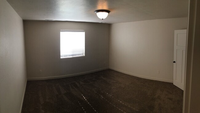 Building Photo - 3 Story Vineyard Townhome w 1 car attached...