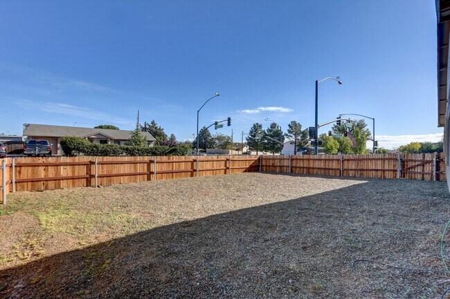Building Photo - 3330 N Navajo Dr
