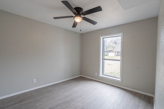 Building Photo - Gorgeous 3 Bedroom Remodel, BA Schools!