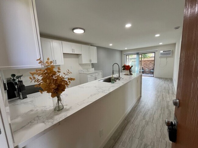 Building Photo - Downstairs 1 Bedroom Unit in Orange