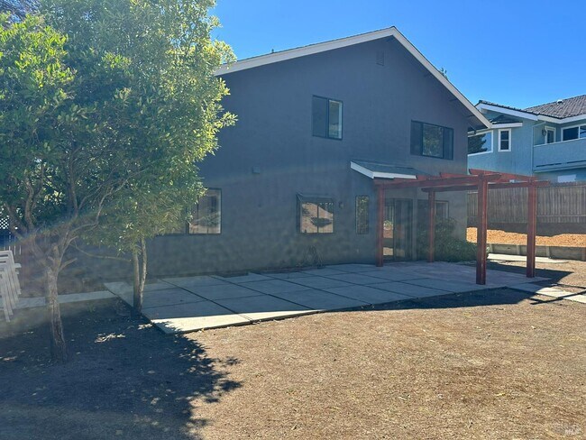 Building Photo - 768 Rose Dr