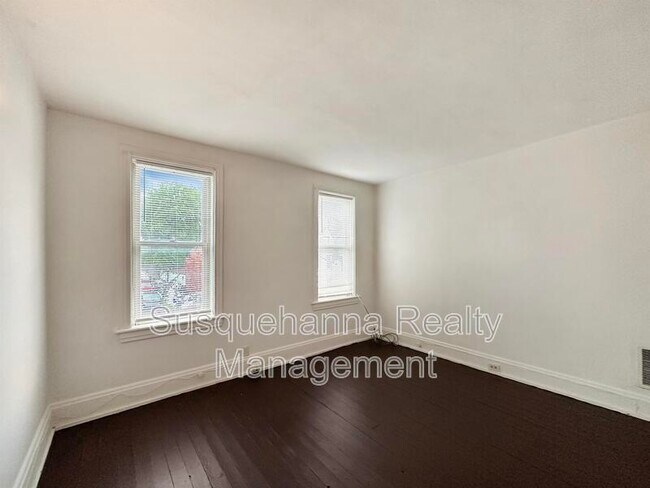 Building Photo - 337 S 15th St
