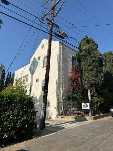 Building Photo - 2025 Cheremoya Ave