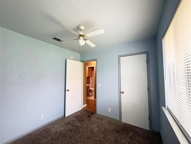 Building Photo - 110 Meadowside Dr