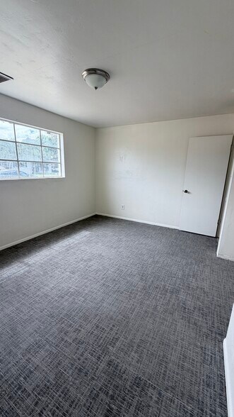 Building Photo - 1204 W 7th St