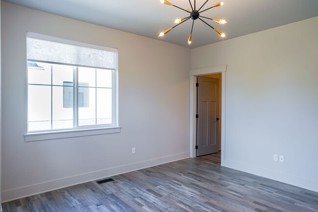 Building Photo - 2148
