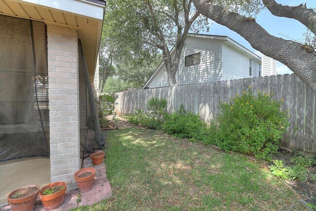 Building Photo - 4321 Holly Ridge Dr
