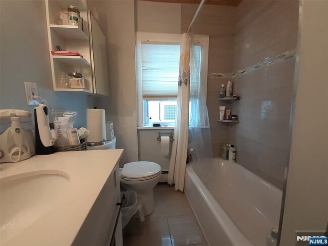 Building Photo - 98 Willard St