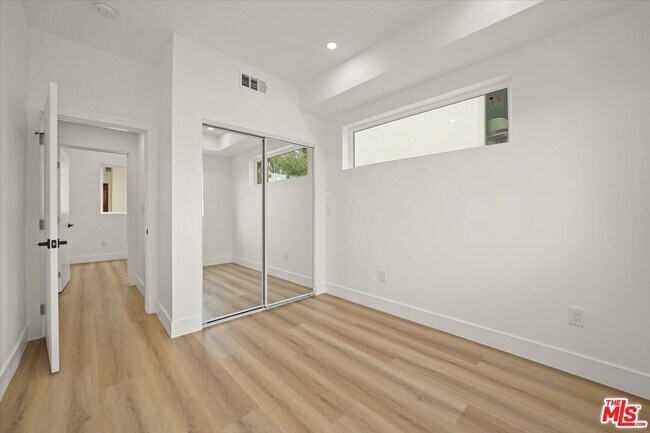 Building Photo - 910 N Hudson Ave