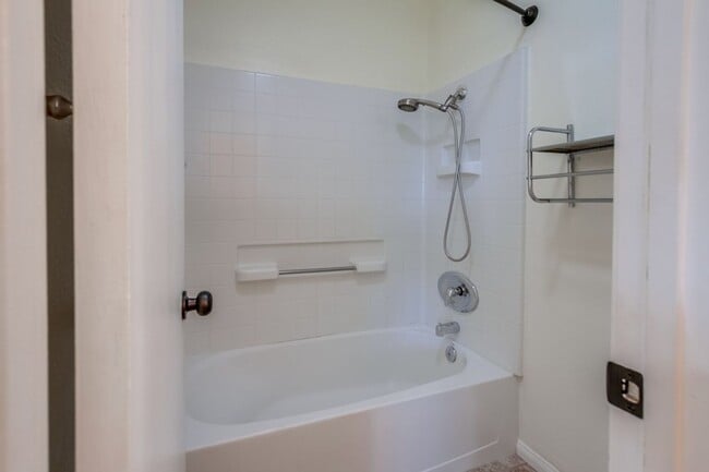 Building Photo - Downtown Vista Townhome, Available Now!