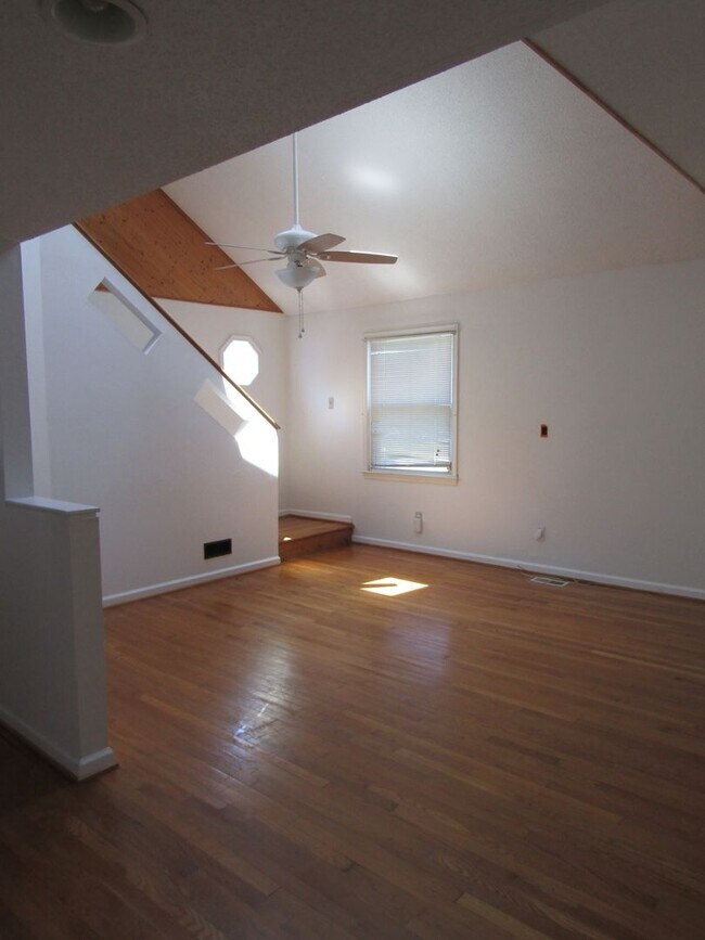 Building Photo - Gorgeous, Completely renovated 3 bedroom