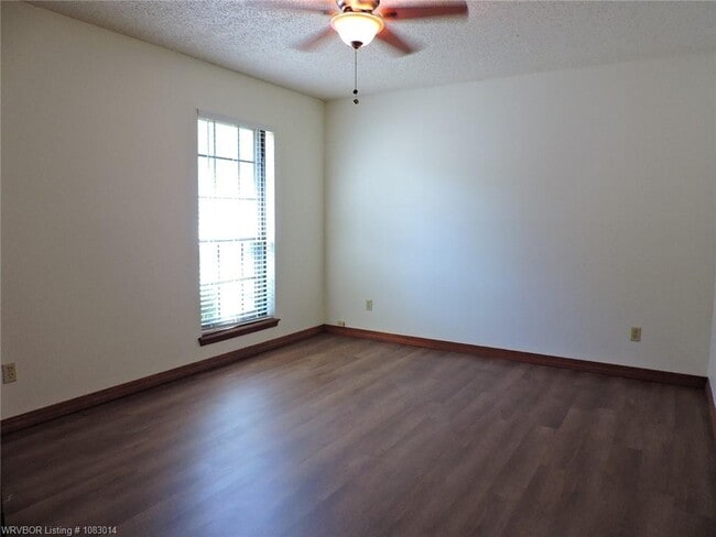 Building Photo - 8617 Meadow Dr