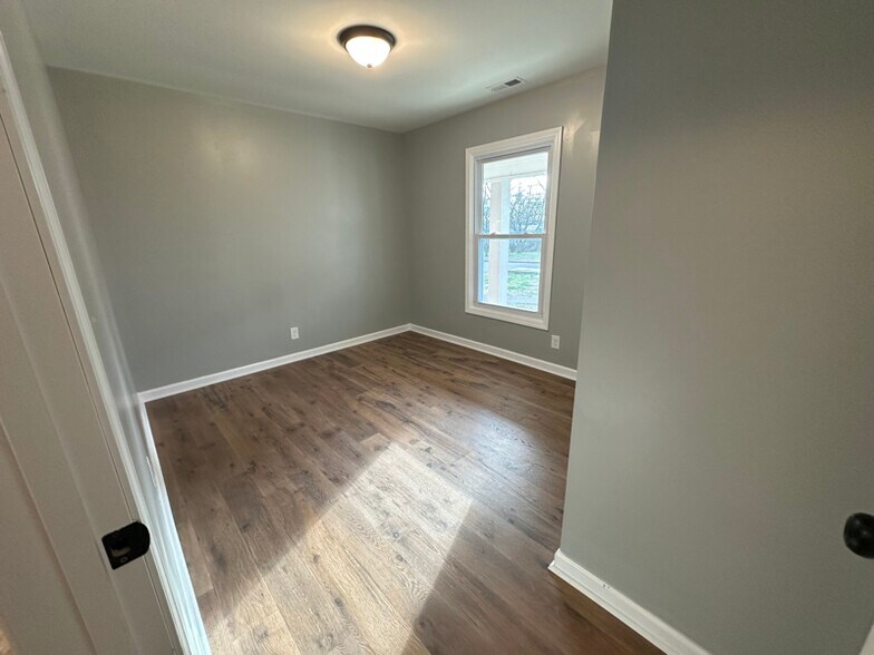 Building Photo - 123 S Sam Davis Ave