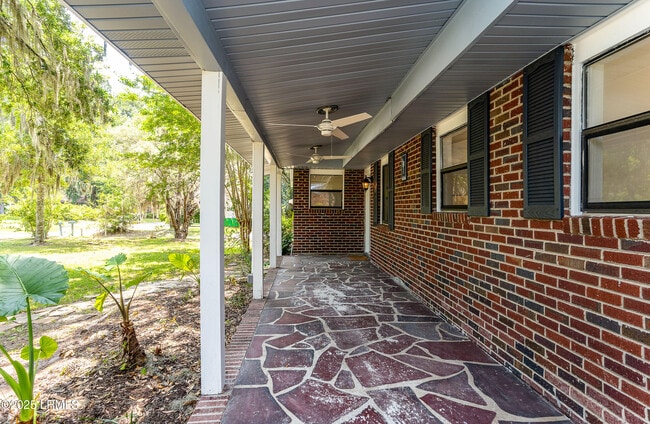 Building Photo - 706 Center Dr W