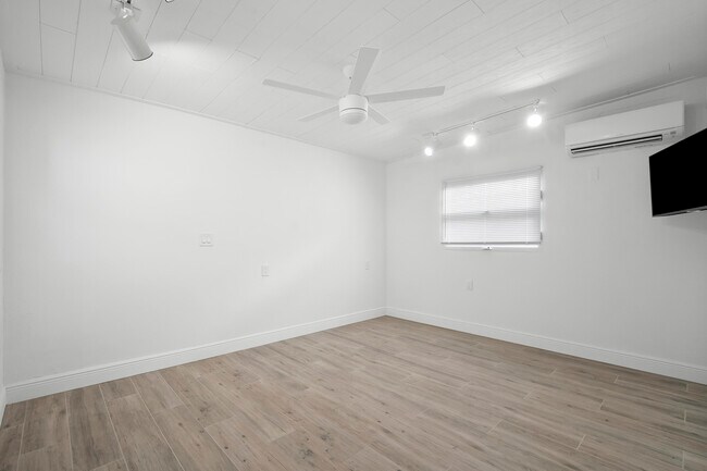 Building Photo - 4832 SE Anchor Ave