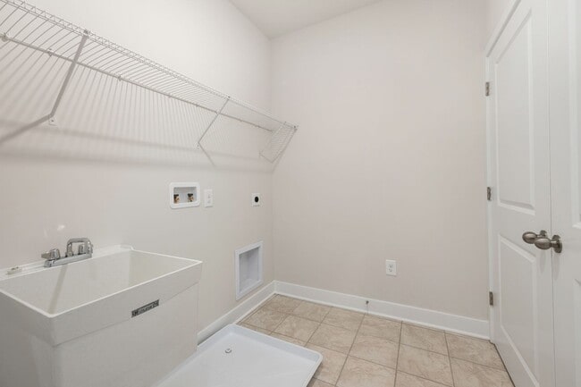 Building Photo - Beautiful new 4-bedroom, 3.5 bath property...