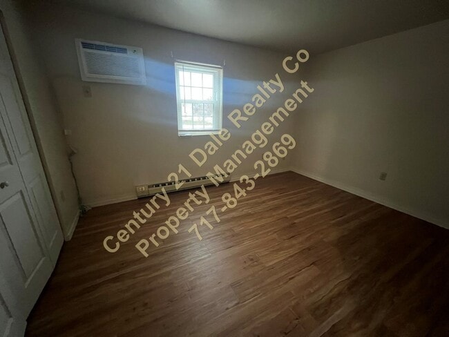 Building Photo - 2 Bedroom Townhouse in West York