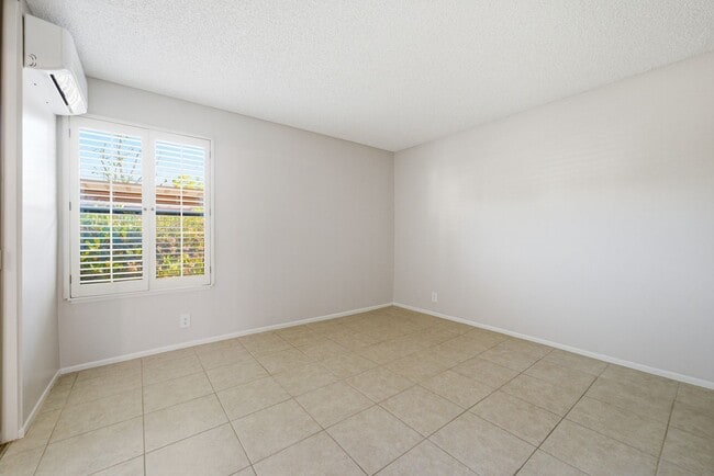 Building Photo - Cozy One Bedroom with Laundry and Patio!