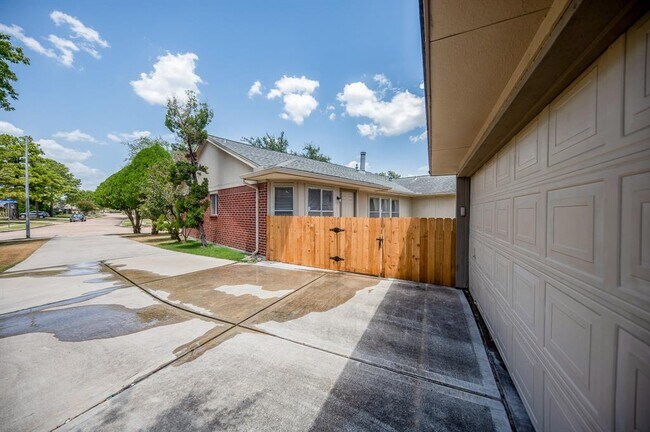 Building Photo - 13211 Rosstown Dr