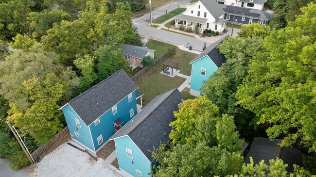 Building Photo - "Charming 2-Bed Oasis in Fayetteville with...