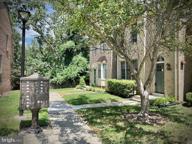 Building Photo - 10611 Pine Haven Terrace