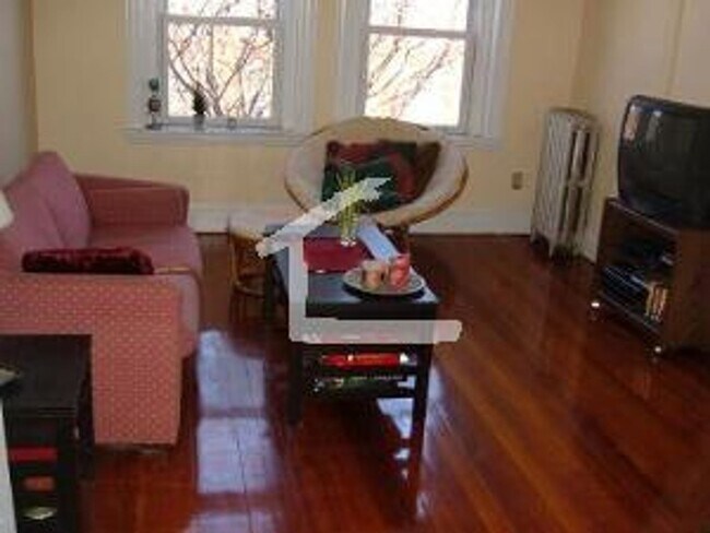 Building Photo - Great 4 Bed Perfect for BU