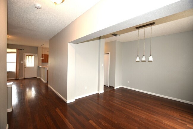 Building Photo - Cul-de-Sac Comfort + Backyard Bonus in Pfl...