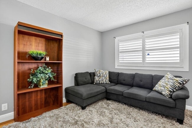 Building Photo - 2202 S Cypress Bend Dr