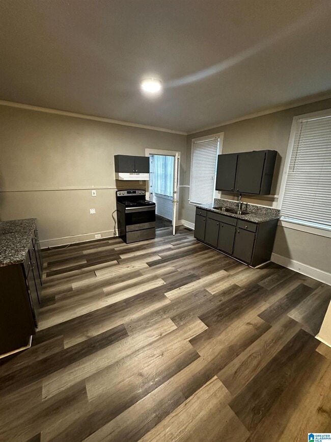 Building Photo - 307 W Parkway Ave