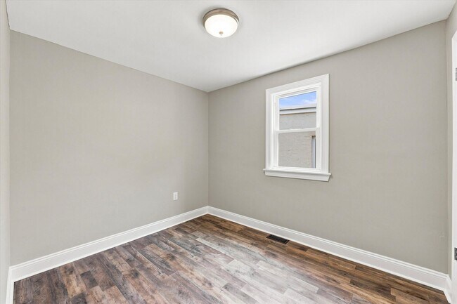 Building Photo - 447 E 12th Ave