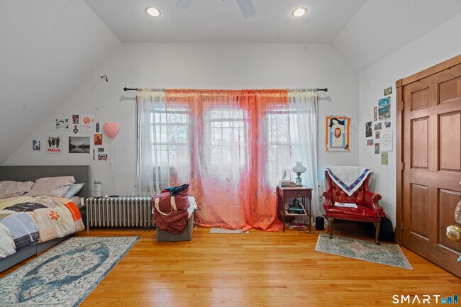 Building Photo - 136 Edwards St