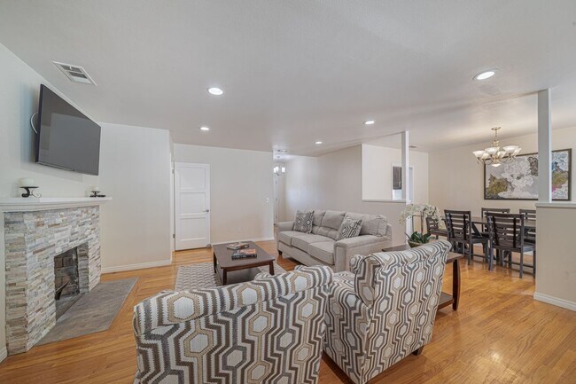 Building Photo - 549 N La Sena Ave