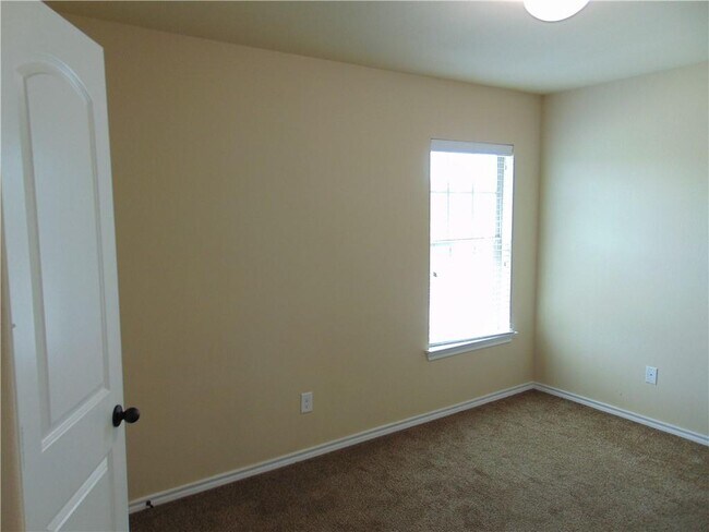 Building Photo - 185 Creekside Villa Dr