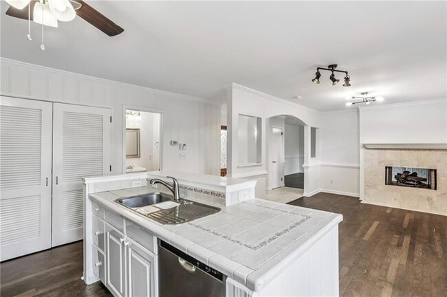 Building Photo - 2581 Sharondale Dr NE