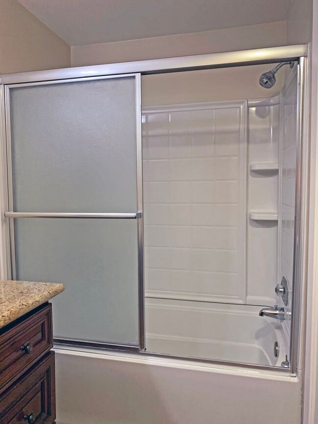 Building Photo - Beautifully Updated 2 Bedroom, 2 Bathroom ...