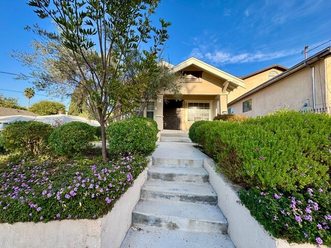 Building Photo - Centrally Located Minutes away from Downtown, Silver Lake, and Eagle Rock