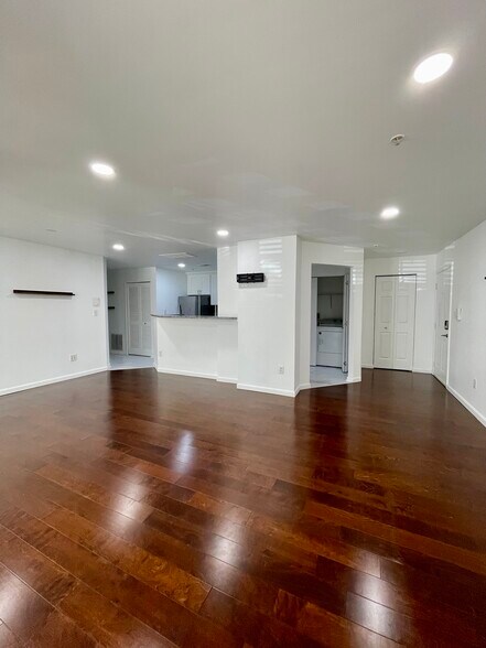 Building Photo - 705 Harvest Run Dr