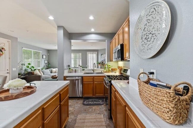 Building Photo - Beautiful 3 bedroom townhouse available fo...
