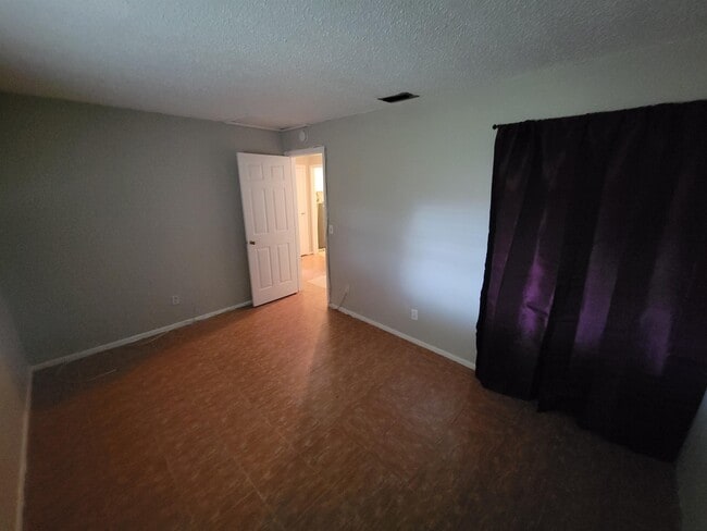 Building Photo - 3135 Pine Tree Ave