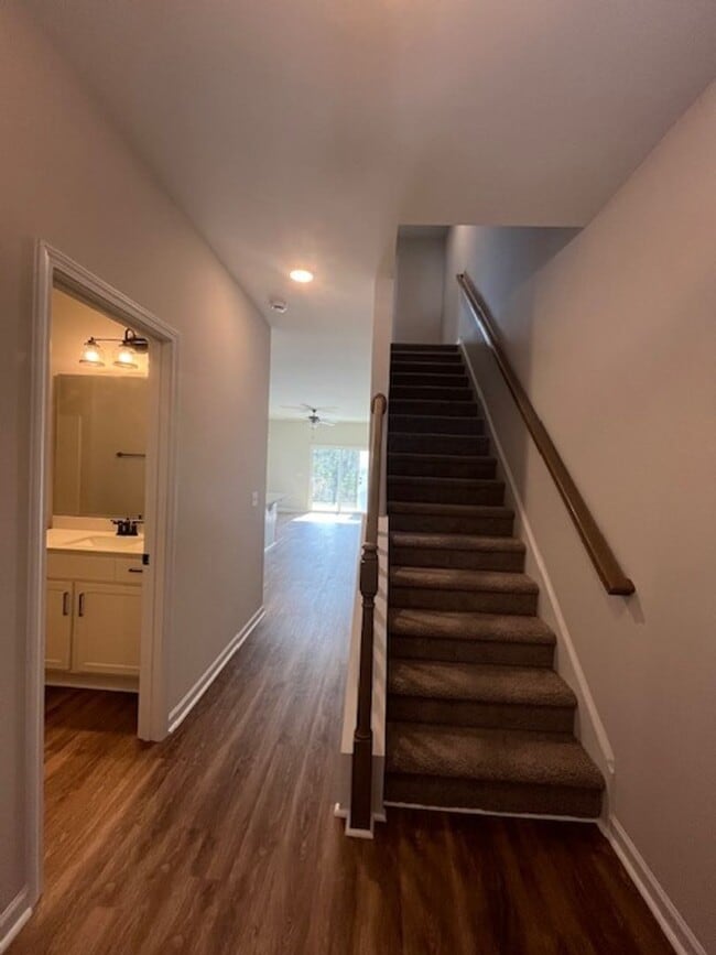 Building Photo - 8405 Paramount Point