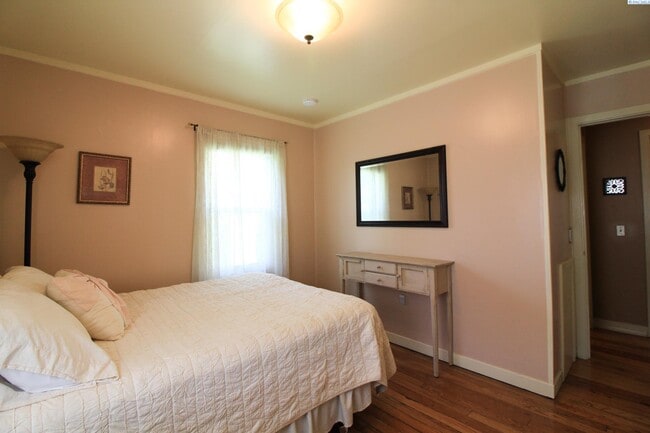 Building Photo - 2 BD, 1 BA with office, FURNISHED home