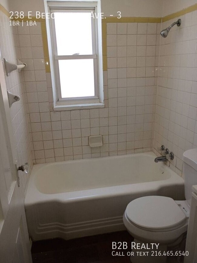 Building Photo - 238 E Beechwood Ave