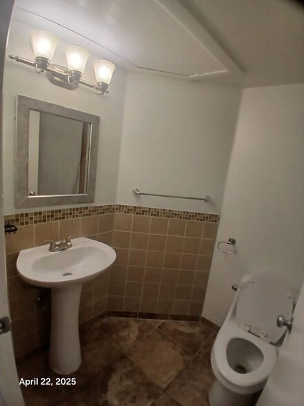 Building Photo - 2850 N Oakland Forest Dr
