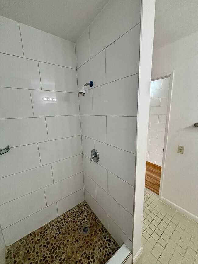 Building Photo - Unfurnished 2 bd, 1 bath 4 floor walk-up w...