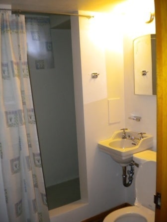 Building Photo - SPACIOUS single family home with double ga...