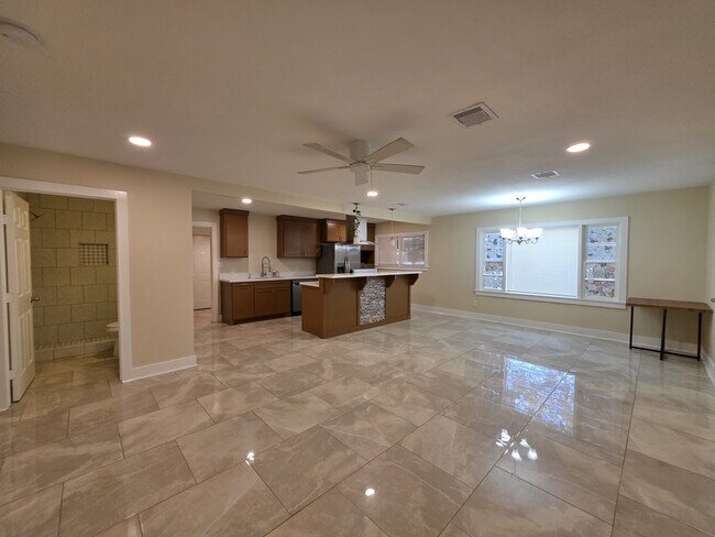 Building Photo - 522 E Davilla Ave